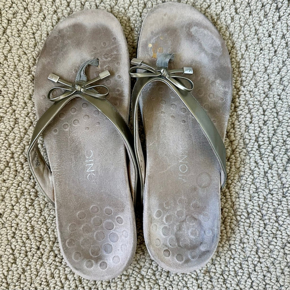 VIONIC Shoes - Women's Vionic Metallic Pewter Flip Flop Sandals Size 9.5